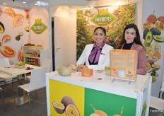 Frutireyes exporta uchuvas y exóticos de Colombia. Andrea Tapias y Elena Olmo atendieron a los visitantes comerciales.